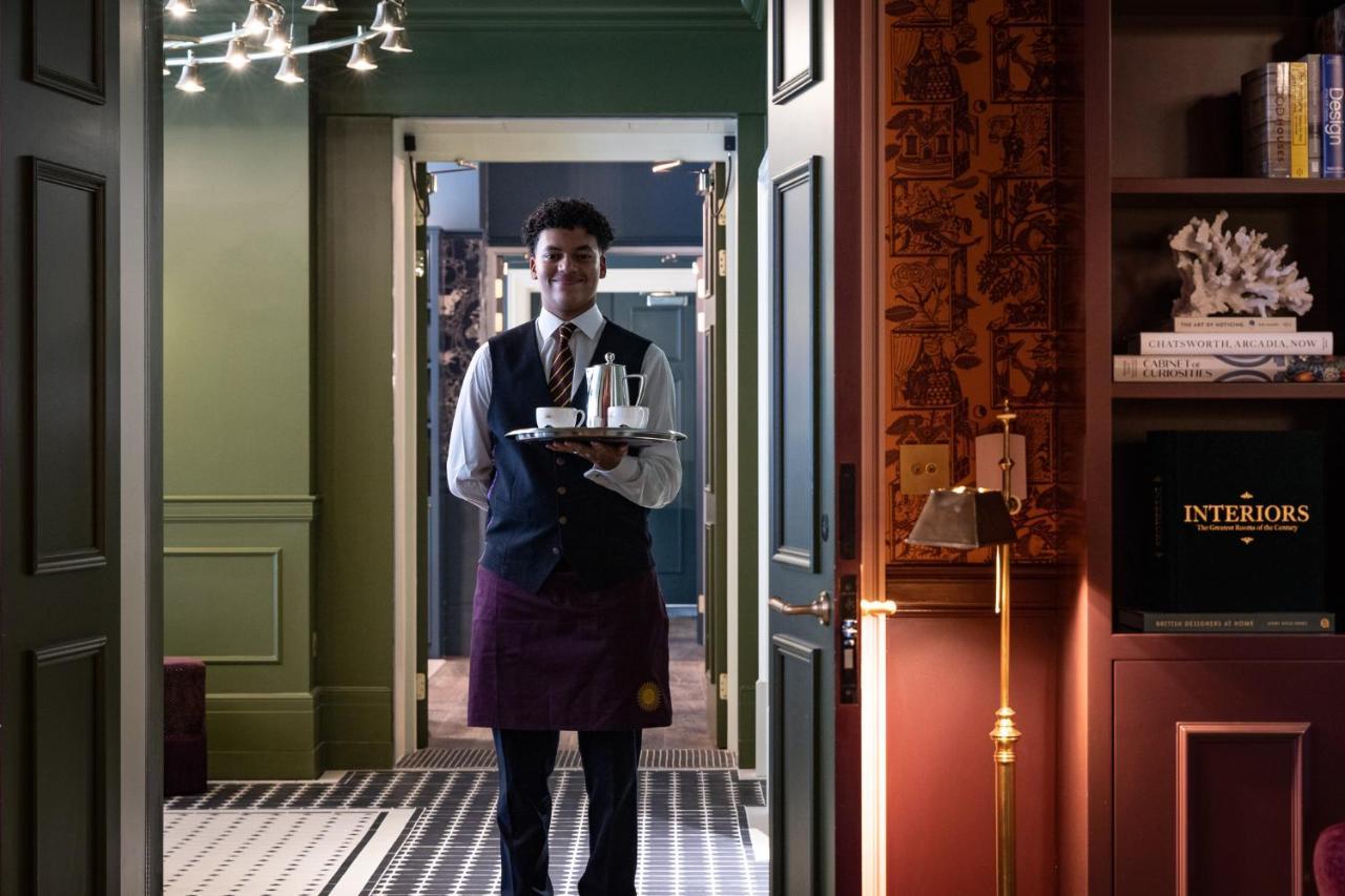 Sun Street Hotel Shoreditch London Exterior foto A butler at work