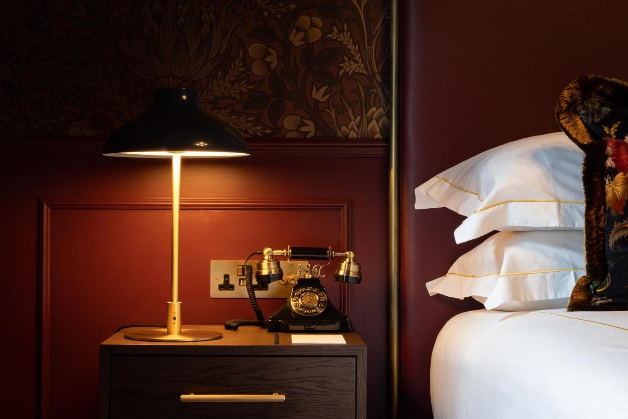 Sun Street Hotel Shoreditch London Exterior foto A telephone in a hotel room