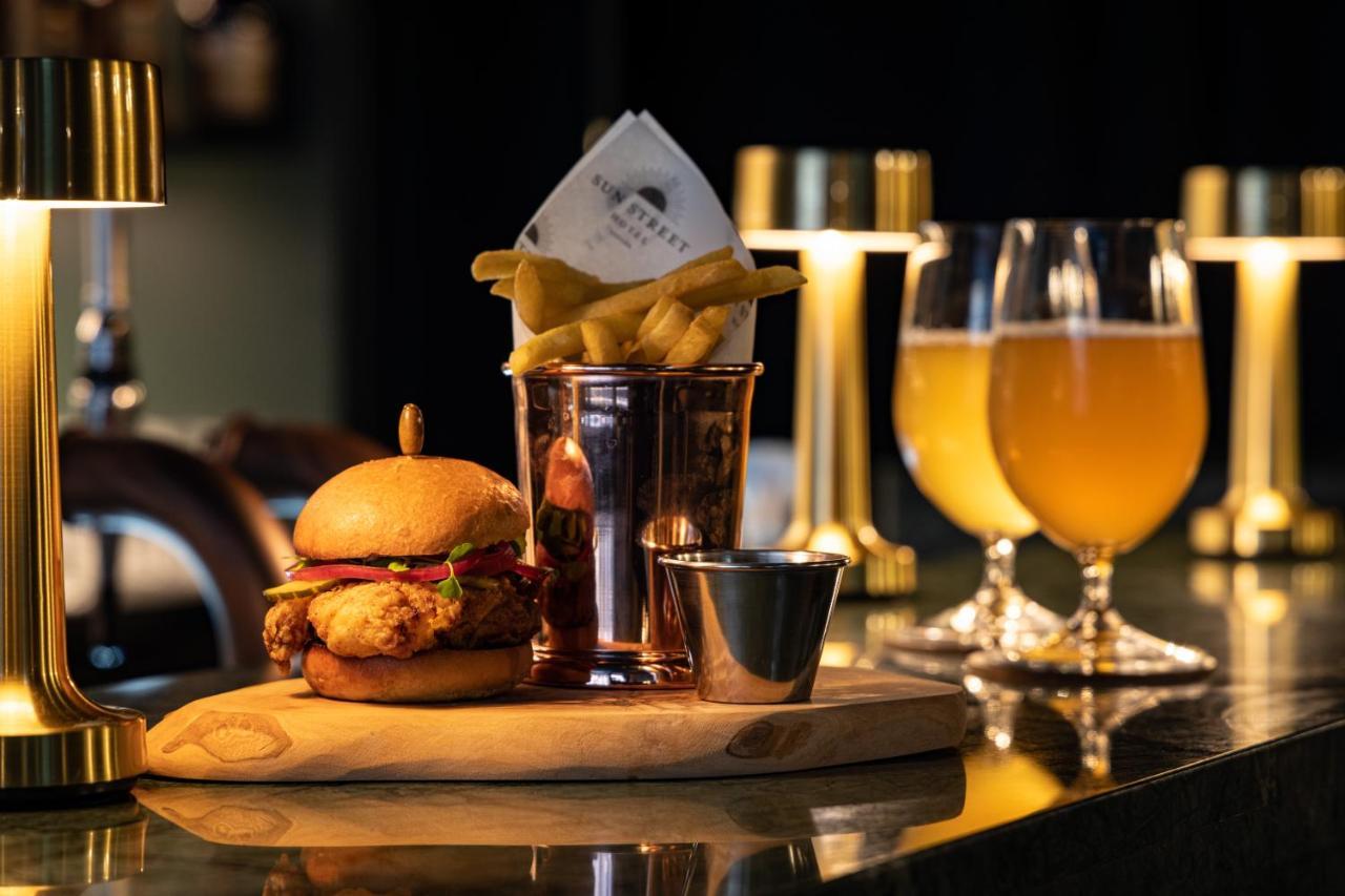 Sun Street Hotel Shoreditch London Exterior foto A chicken burger with chips and beer