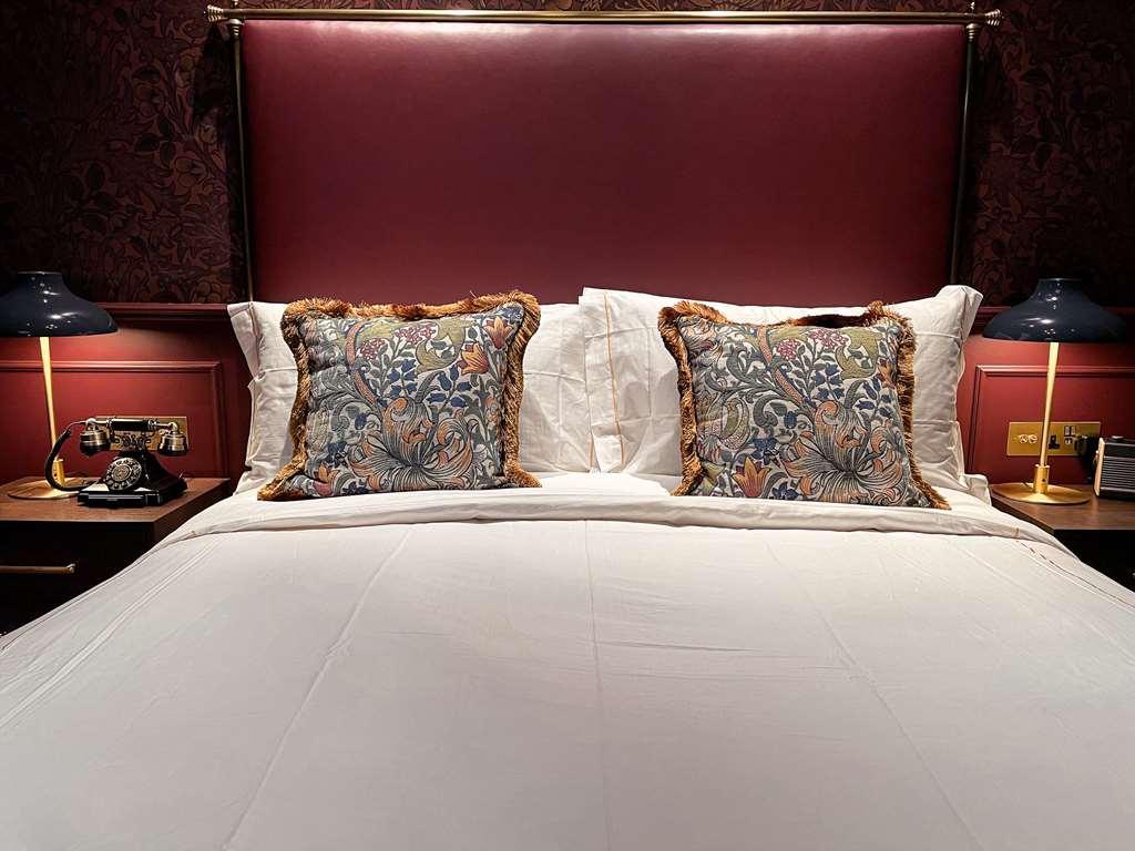 Sun Street Hotel Shoreditch London Zimmer foto A bed with a headboard
