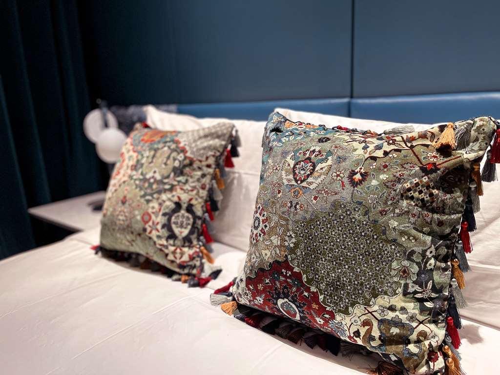 Sun Street Hotel Shoreditch London Zimmer foto Cushions in a bedroom